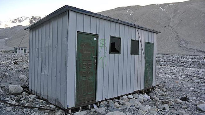 everest-base-camp-toilet